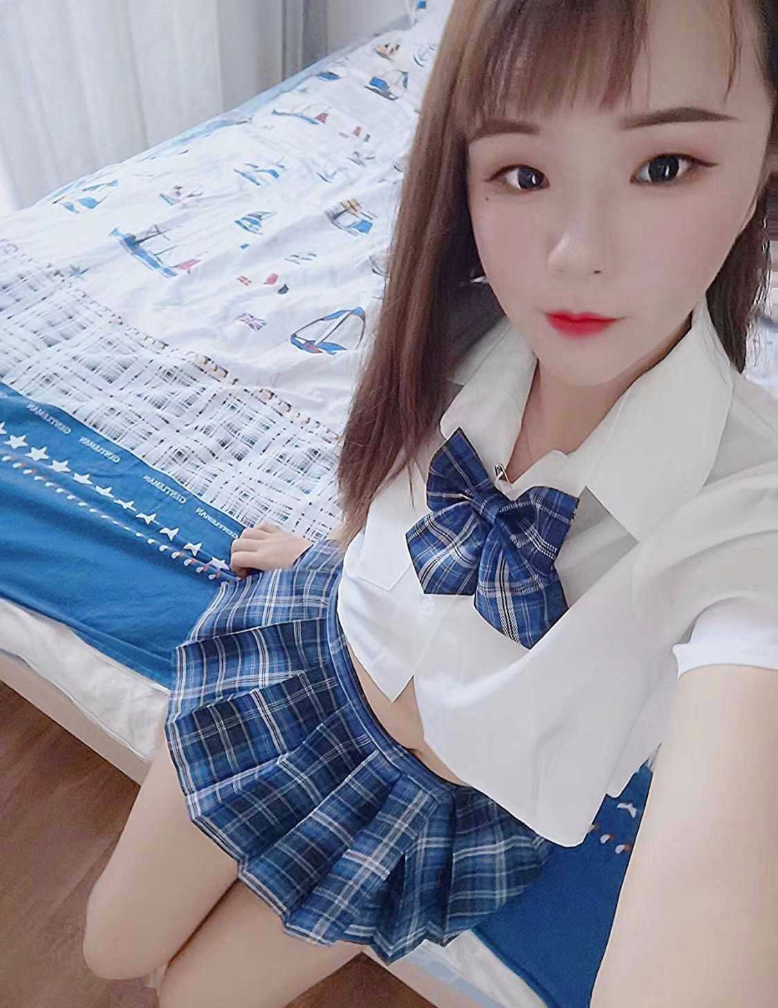 白云人和地铁附近，性感奔放的妹子